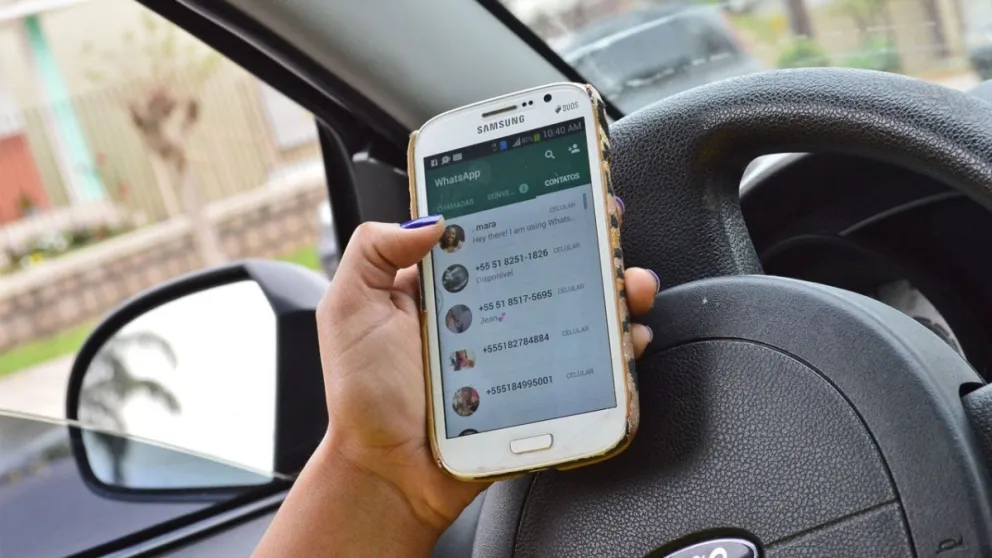 El peligroso hábito de usar el teléfono al conducir: produce el 17% de los accidentes