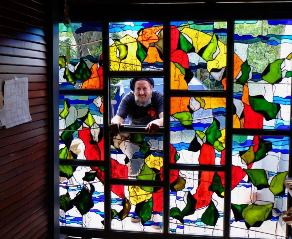 El hermoso y particular universo del vitralista bolivarense Gonzalo “Bonchi” Álvarez