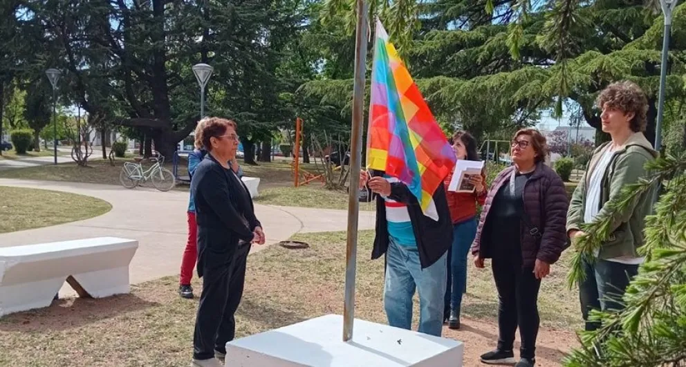 La nueva bandera Wiphala flamea en la plaza Pueblos Originarios de Bolívar