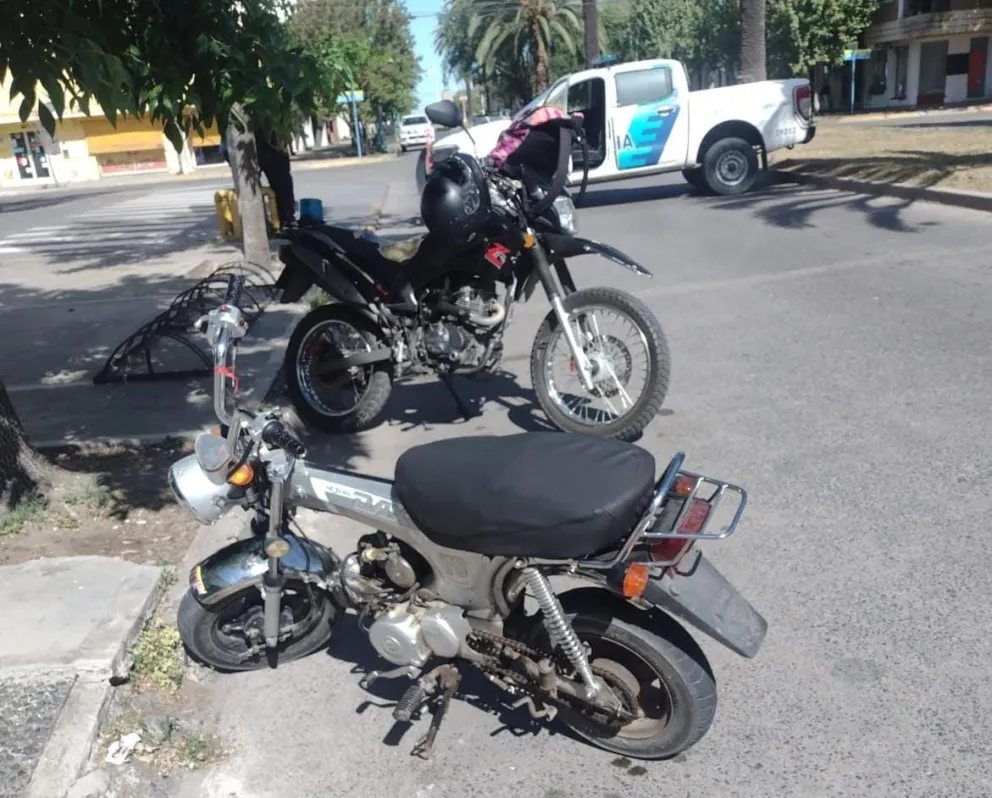 Chocaron a un agente de tránsito: secuestraron la moto y multaron al conductor