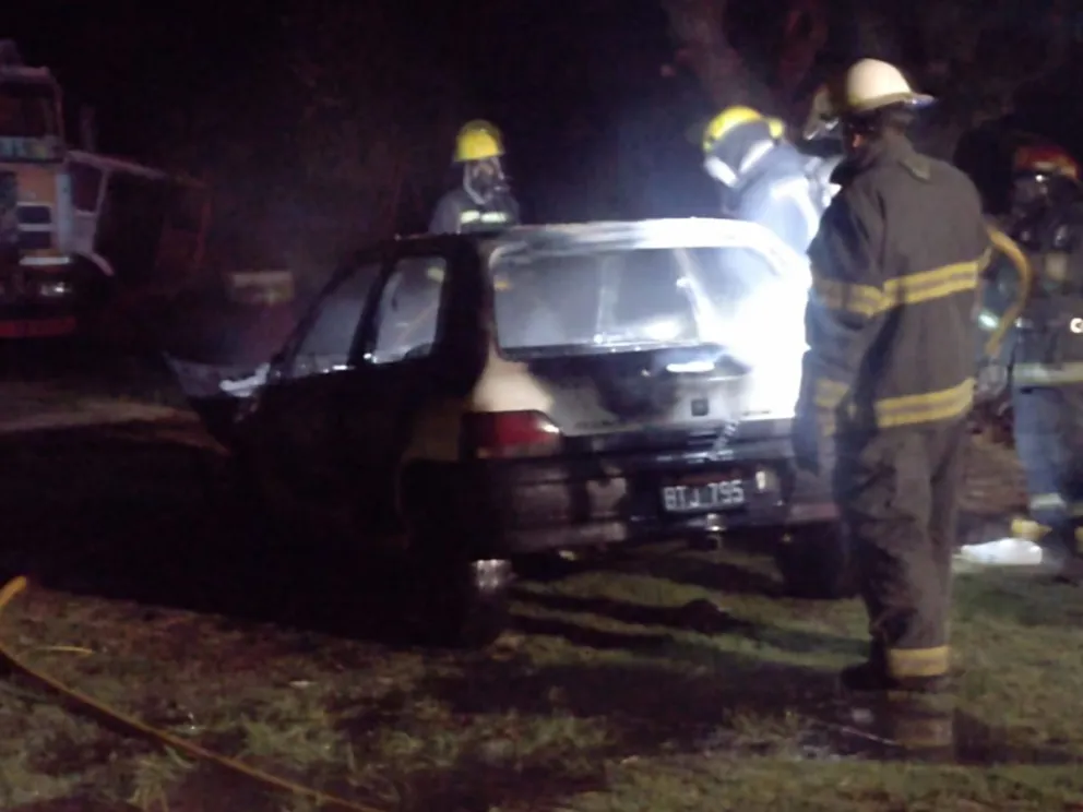 Se incendió un auto en avenida Calfucurá y los daños fueron totales