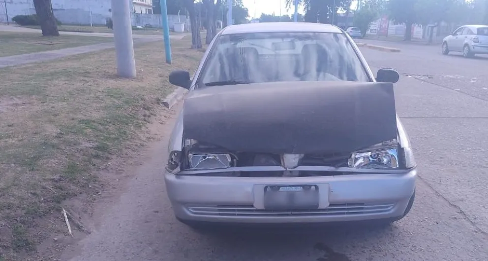 Un auto impactó contra un móvil policial frente al hospital Miguel Capredoni