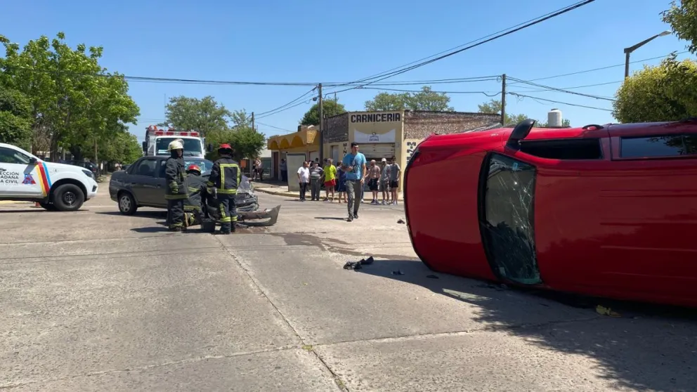 Violento choque en esquina de Bolívar: tres vehículos involucrados y grandes daños
