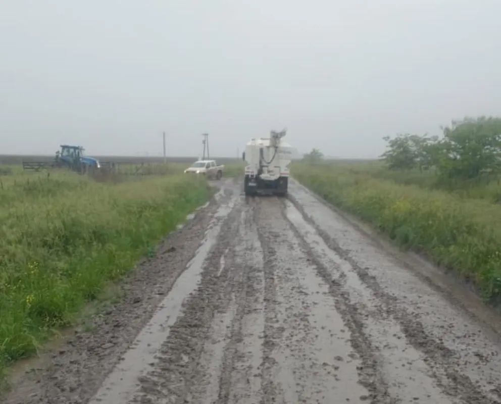 "Siempre lo mismo": bronca de una vecina por circulación de camiones en caminos rurales durante la lluvia