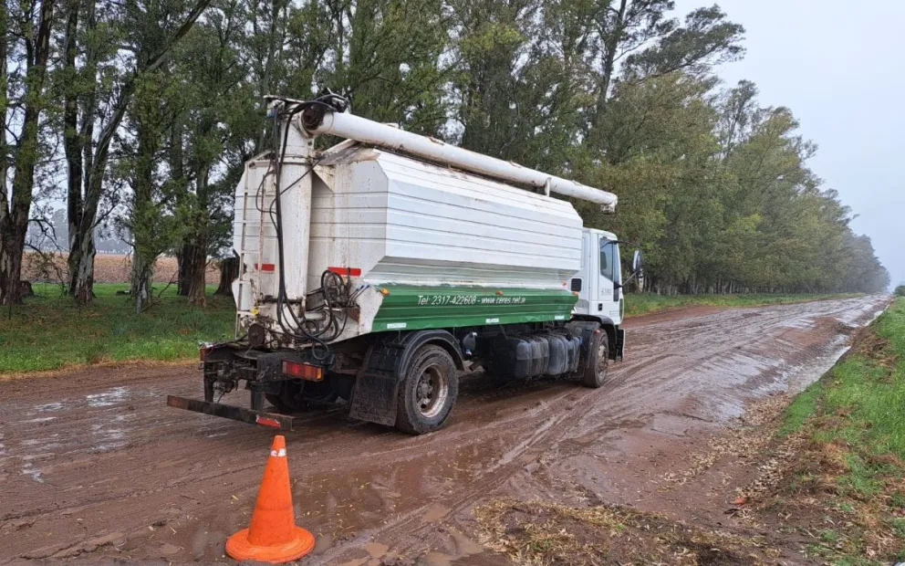 Infraccionaron a un camión que circulaba por un camino rural durante el día de lluvia