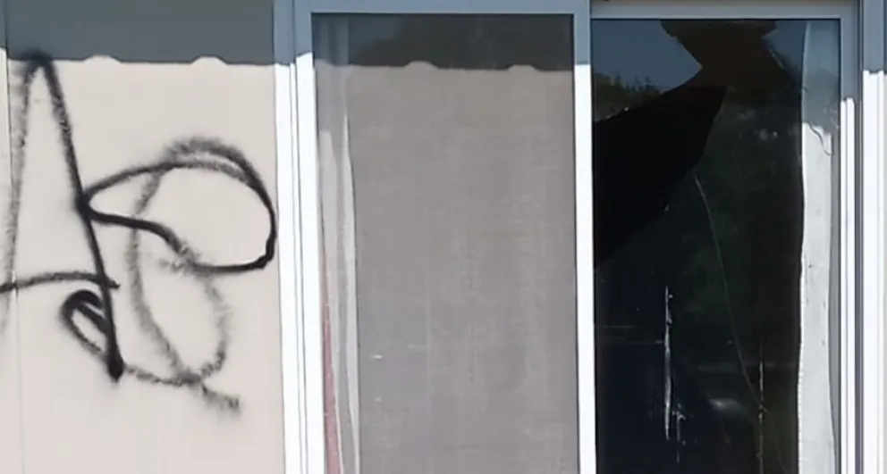 Relato salvaje en Bolívar: pisó un perro por accidente y el dueño le rompió los vidrios de la casa