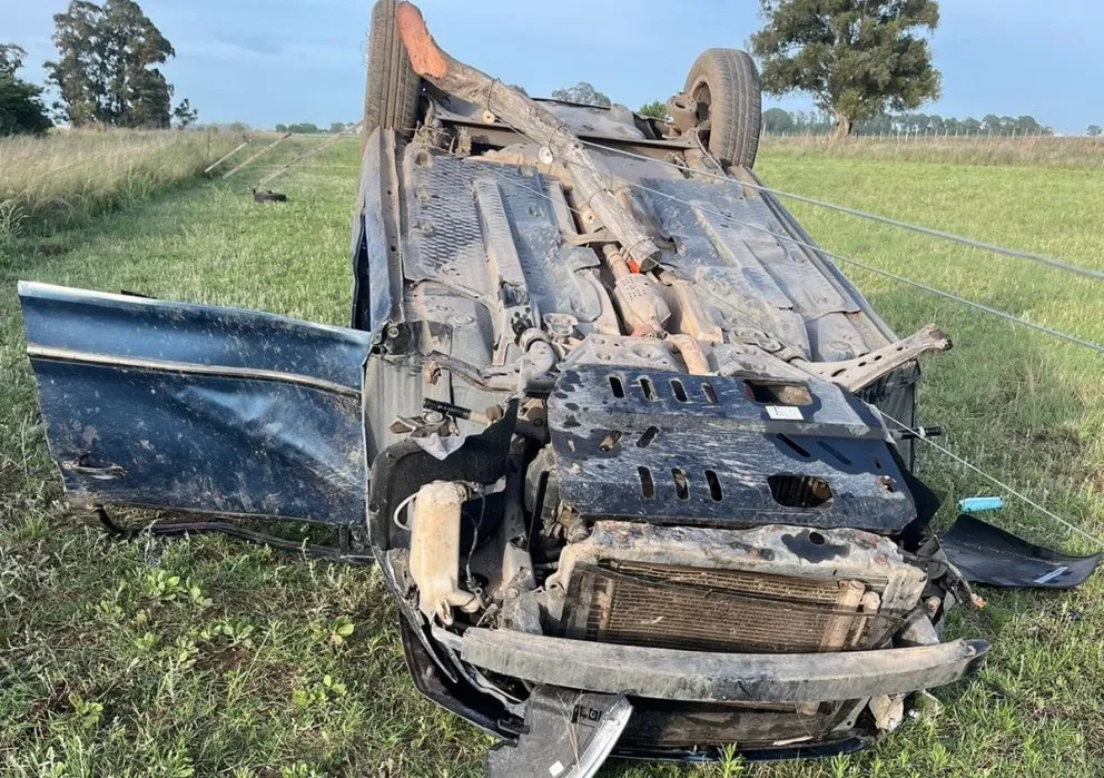 Vuelco de un auto con consecuencias materiales y una persona hospitalizada