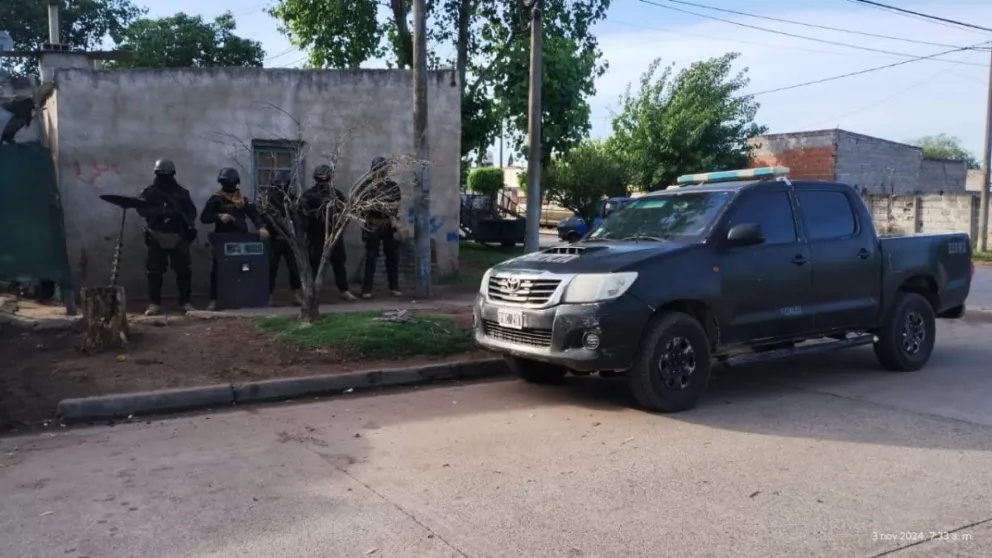 La policía allanó viviendas en barrio Los Zorzales en busca de una moto robada