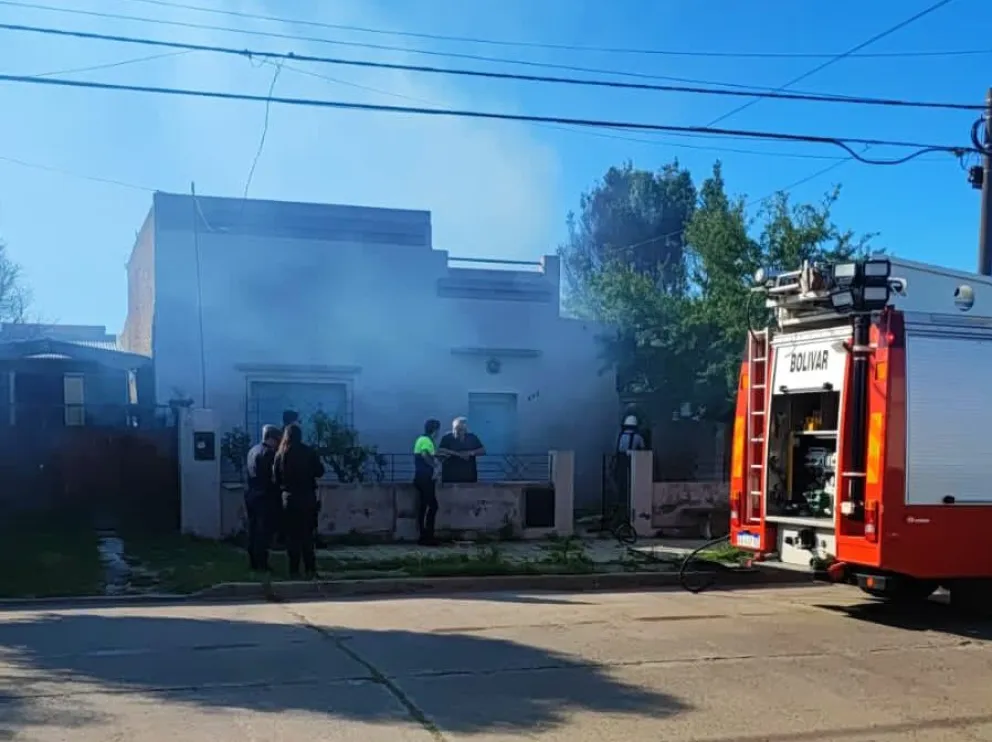 Bomberos trabajaron en un incendio que se produjo en el patio de una casa