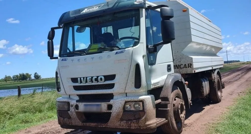 Dos camiones recibieron infracciones por transitar en caminos rurales después de la lluvia