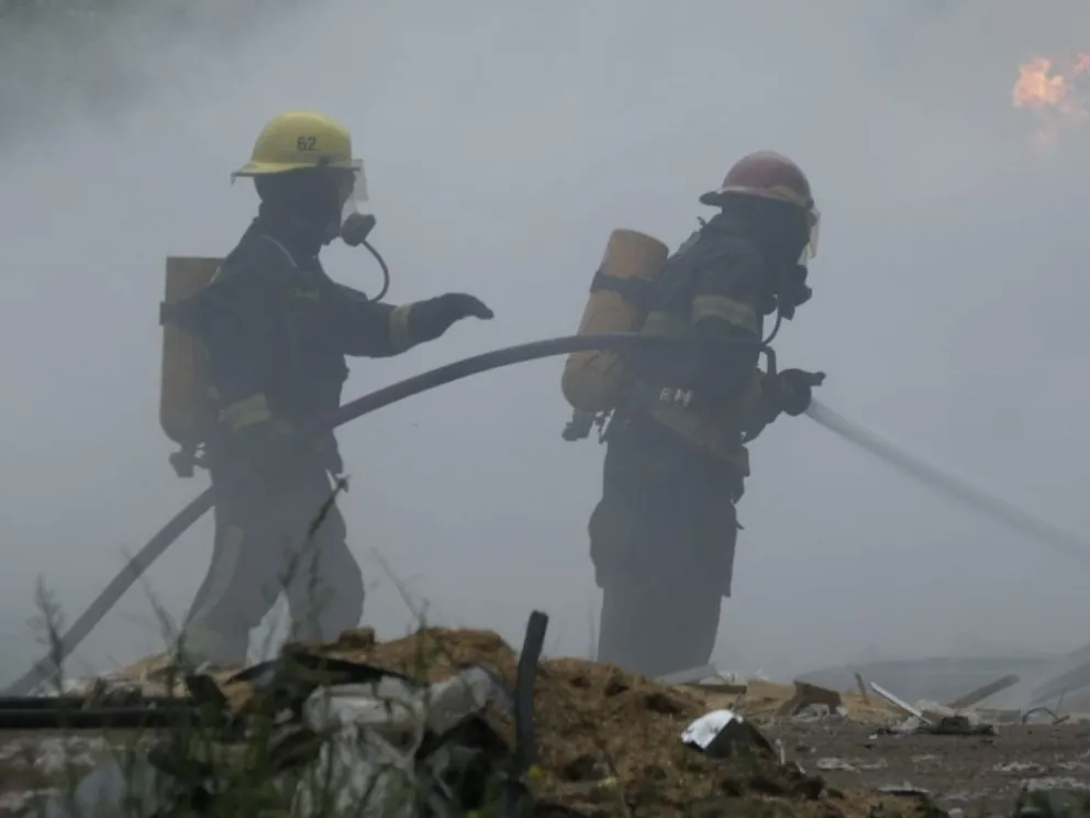 Un incendio de neumáticos en la planta de reciclado requirió el trabajo de Bomberos Voluntarios