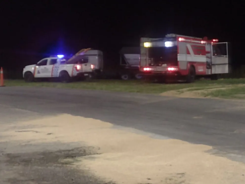 Colisión entre camiones provocó pérdida de carga en una de las rotondas de Bolívar