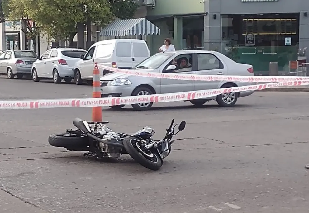 Fuerte impacto en avenida Brown: un motociclista derivado al hospital y tránsito limitado