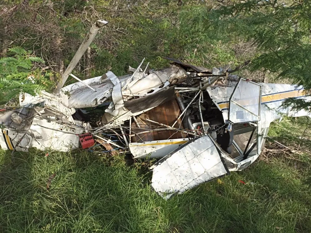 Accidente aéreo en Bolívar: una avioneta cayó en un campo y hospitalizaron al piloto