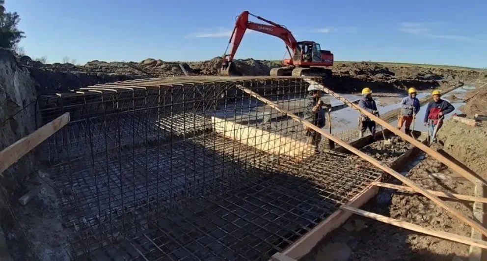Finalizó la etapa de hormigonado en la obra de la compuerta en la Laguna San Luis