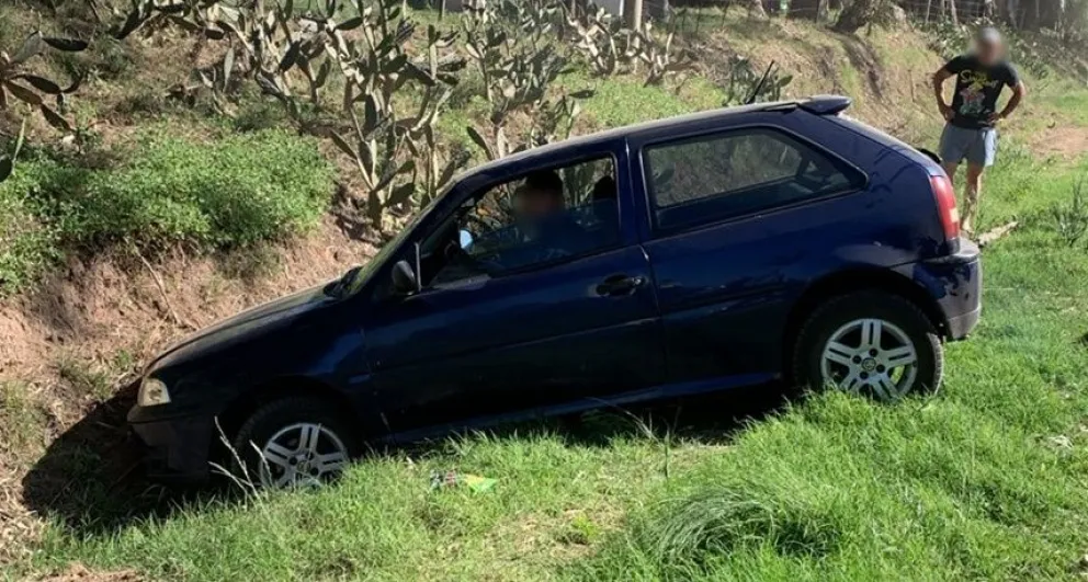 Una niña accionó el freno de mano de un vehículo y cayó a una zanja: la menor fue hospitalizada