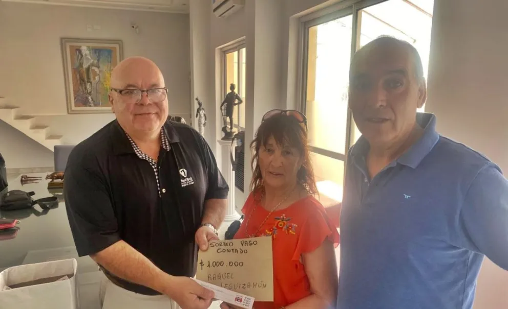 Raquel Leguizamón es la ganadora del sorteo por pago contado de la rifa del Club Estudiantes