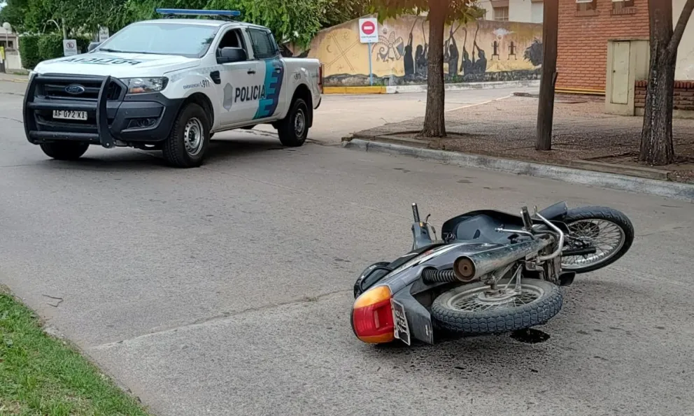 Un hombre que circulaba en moto fue hospitalizado tras colisionar con un auto