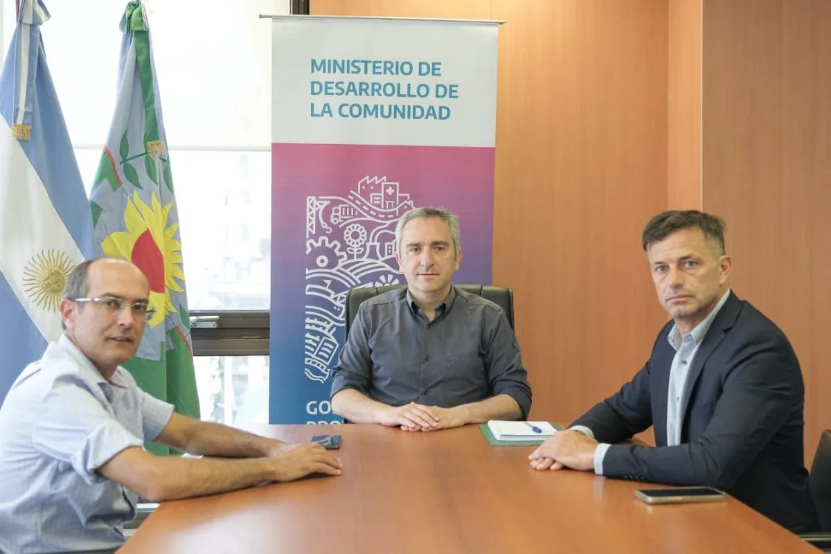 Marcos Pisano y Eduardo Bucca junto a Andr&eacute;s Larroque