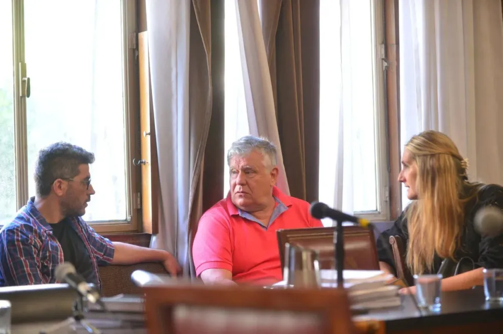 Martín Argüelles, guardavida; Osvaldo Ramos, director de la colonia y su defensora, Noelia Kirilenko. Crédito de la foto: 0221.com.ar