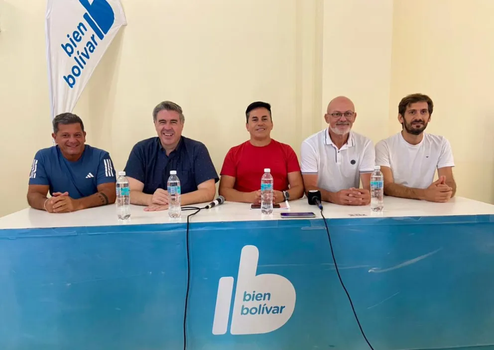 Jorge Fernández, en el centro de la foto junto a colegas del gabinete municipal y al presidente de la Cámara Comercial.