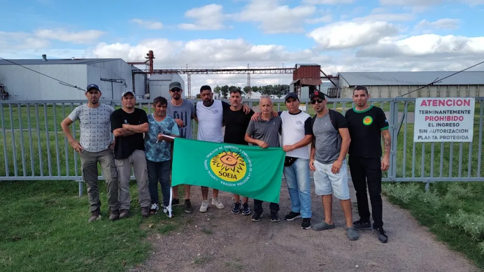 Operarios de la planta e integrantes del sindicato de aceiteros.