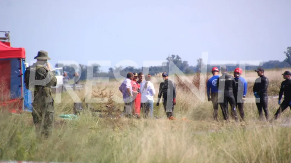 Momento del hallazgo del cuerpo de Félix Gómez Álzaga (88) en el Canal Piñeyro. Buzos de la Dirección de Riesgos Especiales lo encontraron a escasos kilómetros de la Ruta Nacional 205.