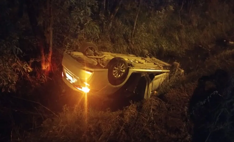 Vehículo caído al canal lindero a la prolongación de calle Rodríguez Peña.