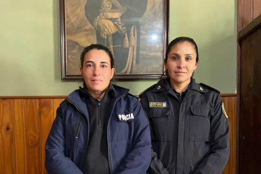 Eugenia Paola Gómez (izquierda), jefa de la Comisaría de Bolívar y Gisela Gorosito (derecha), flamante segunda jefa.