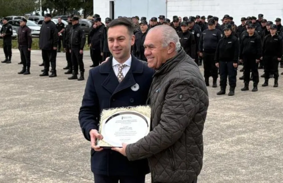 Isidoro Laso recibió un reconocimiento del Concejo Deliberante de mano de su presidente, Franco Canepare.