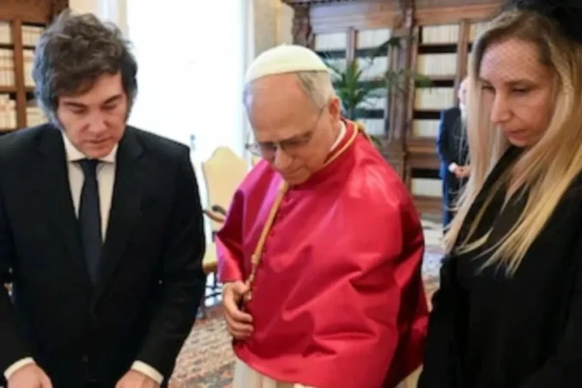 La reunión se desarrollo durante 45 minutos en la biblioteca del Palacio Apostólico