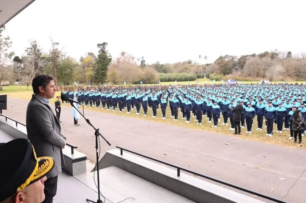 intendentes, funcionarios y funcionarios también participaron del acto.