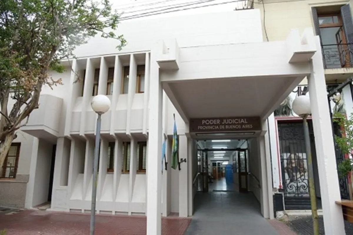 Condenado por abuso sexual en Henderson: cumple domiciliaria y lo vieron fuera de su casa