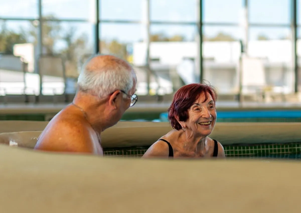Piscinas termales de Tapalqué con vapor, área verde y visitantes disfrutando del complejo termal bonaerense