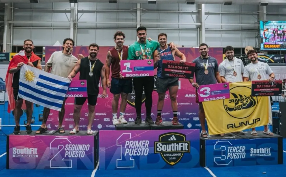 Adrián Di Nubila junto a Ignacio Lapeyre y Nicolás Paolinelli durante la ceremonia de premiación.