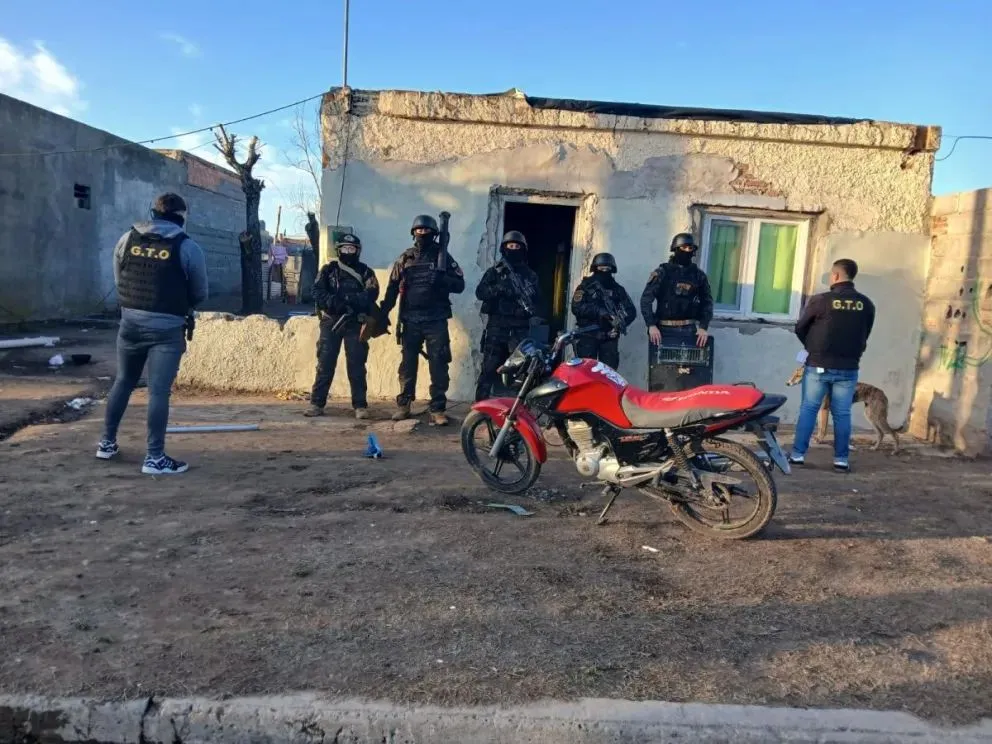 Allanemientos en Villa Diamante por hechos de violencia entre vecinos.