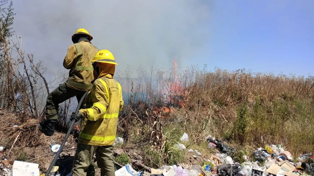 Bomberos trabajaron en un incendio de basura y pastizales en barrio El ...