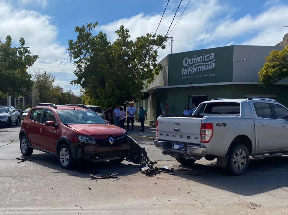 Fuerte impacto entre un auto y una camioneta en una esquina de planta ...