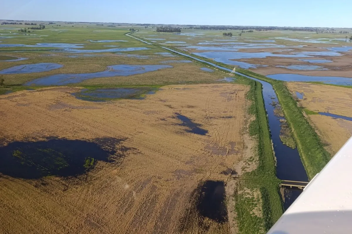 Caminos y campos inundados en paraje La Carolina en el partido de Bol&iacute;var
