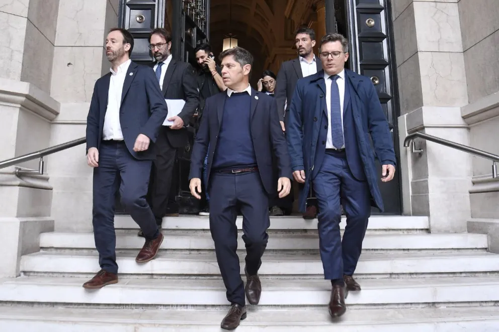 Axel Kicillof y funcionarios del gobierno bonaerense a la salida de la audiencia en la Corte Suprema de Justicia de la Nación.