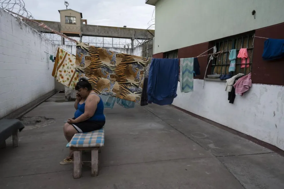 Una mujer detenida habla por celular en la Unidad Penitenciaria Nº 47 de San Martín, Provincia de Buenos Aires. Foto: Rest of World.