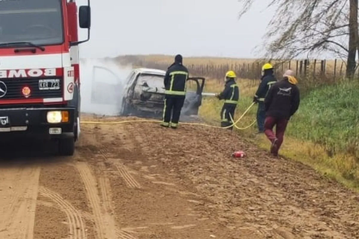 Un hendersonense sufrió el incendio total de su vehículo en un camino vecinal