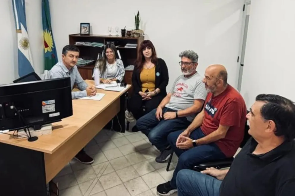 Representantes de Atramubo en reunión con el secretario de Hacienda de Bolívar | Foto de archivo.