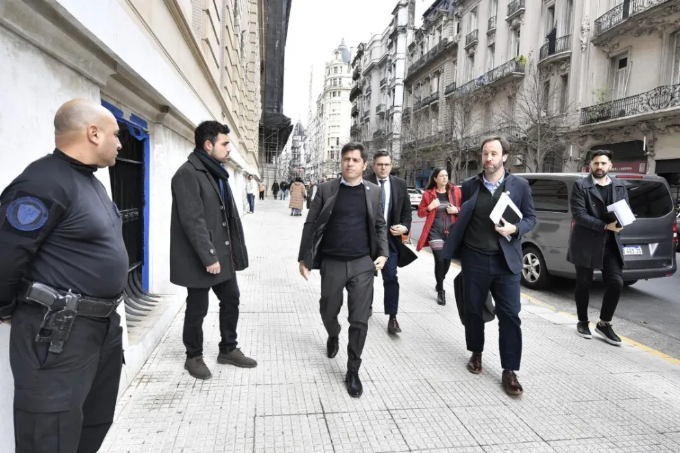 Axel Kicillof junto a una comitiva en los tribunales.