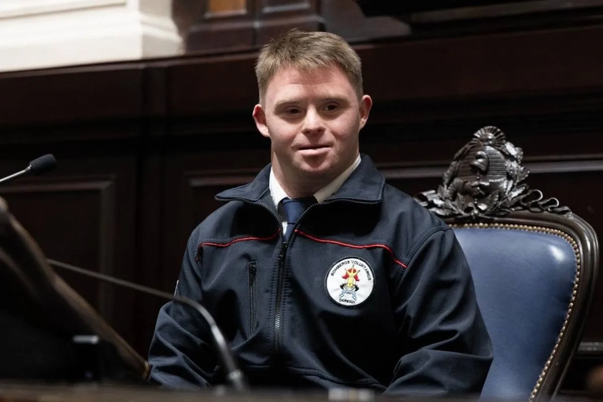 Santiago Sequeira, el bombero de Daireaux que desafió todos los prejuicios y es ejemplo de superación
