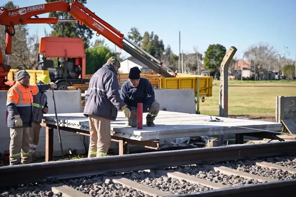La construcción del nuevo paso peatonal acompaña el crecimiento de la venta de lotes en Domselaar y mejora la conectividad entre distintos sectores de la localidad.