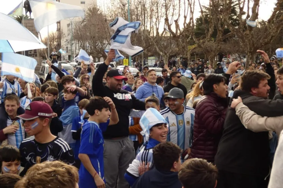 Festejos en el Centro Cívico. Foto: Germán Schneider para Presente Noticias.