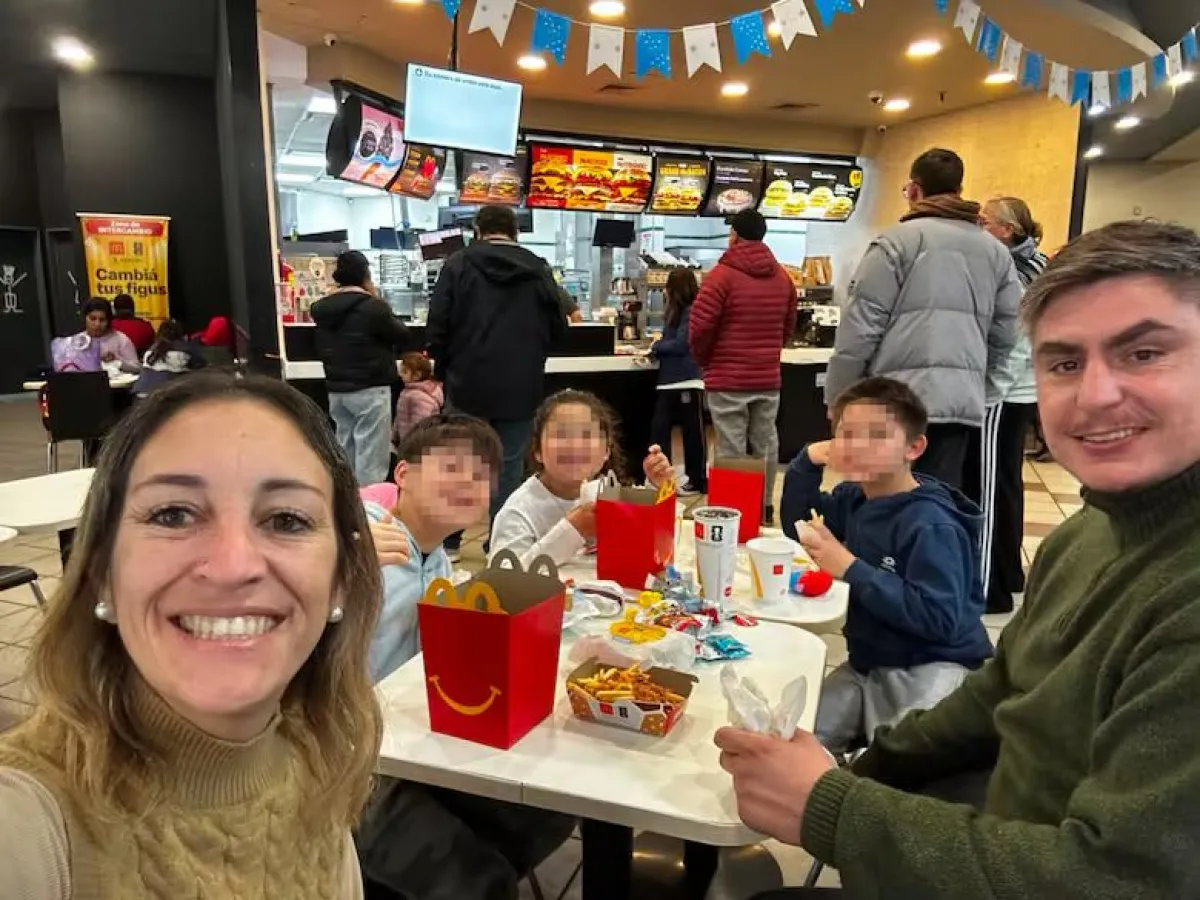 Son de Henderson: iban a adoptar a dos niños y hoy sueñan con una familia de siete