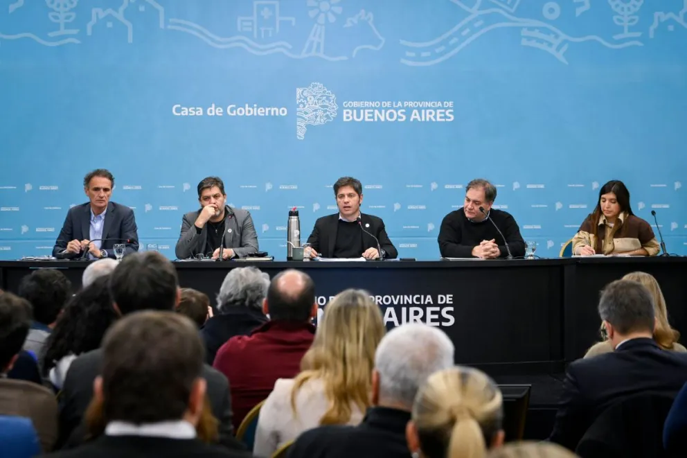 Axel Kicillof y ministros en el Salón Dorado de la gobernación.