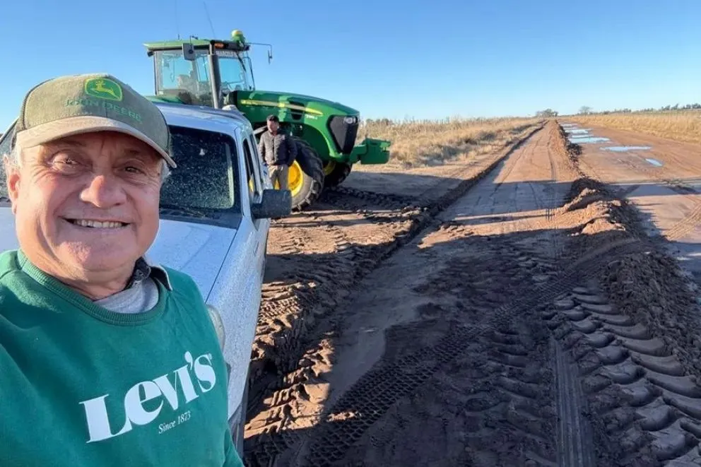 Marcelo Yaquinta: el productor de Bolívar que arregla los caminos rurales con maquinaria propia